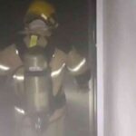 Equipe do Corpo de Bombeiros de Sergipe realizando rescaldo em salão de beleza no bairro Grageru.