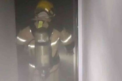 Equipe do Corpo de Bombeiros de Sergipe realizando rescaldo em salão de beleza no bairro Grageru.