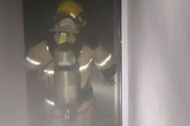 Equipe do Corpo de Bombeiros de Sergipe realizando rescaldo em salão de beleza no bairro Grageru.