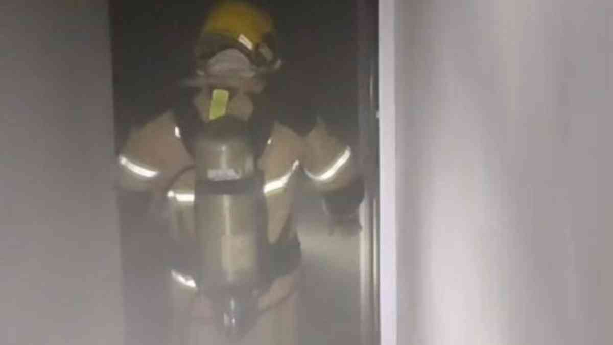 Equipe do Corpo de Bombeiros de Sergipe realizando rescaldo em salão de beleza no bairro Grageru.