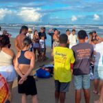 Aeronave do GTA e ambulância do SAMU atendendo ocorrência de linchamento na Praia da Aruana, em Aracaju.