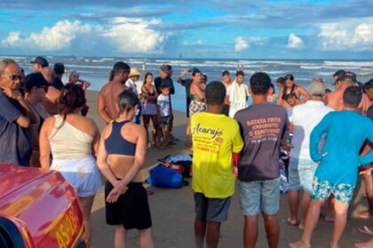 Aeronave do GTA e ambulância do SAMU atendendo ocorrência de linchamento na Praia da Aruana, em Aracaju.