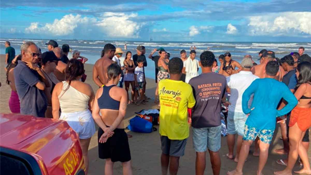 Aeronave do GTA e ambulância do SAMU atendendo ocorrência de linchamento na Praia da Aruana, em Aracaju.