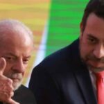 Presidente Lula assinando documentos no Palácio do Planalto sobre a nova jornada de trabalho.