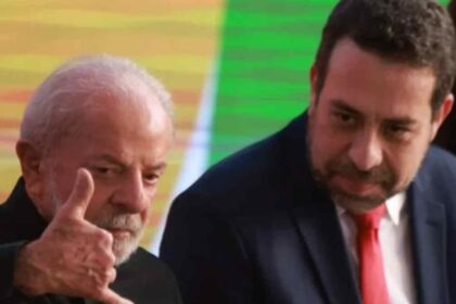 Presidente Lula assinando documentos no Palácio do Planalto sobre a nova jornada de trabalho.