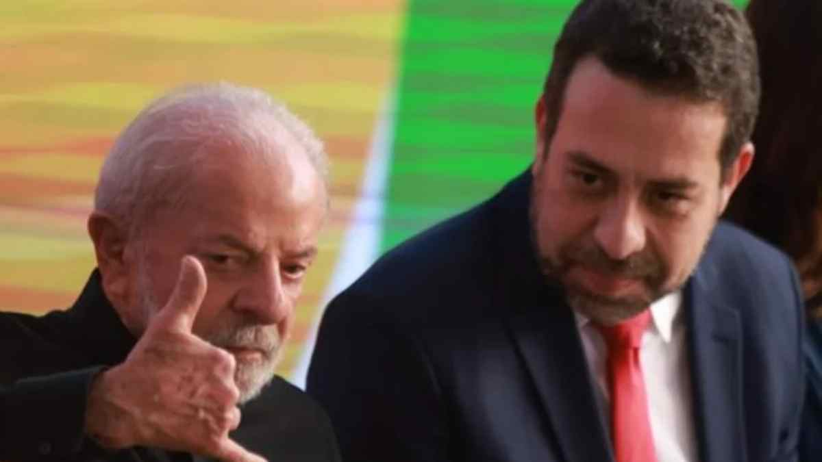 Presidente Lula assinando documentos no Palácio do Planalto sobre a nova jornada de trabalho.