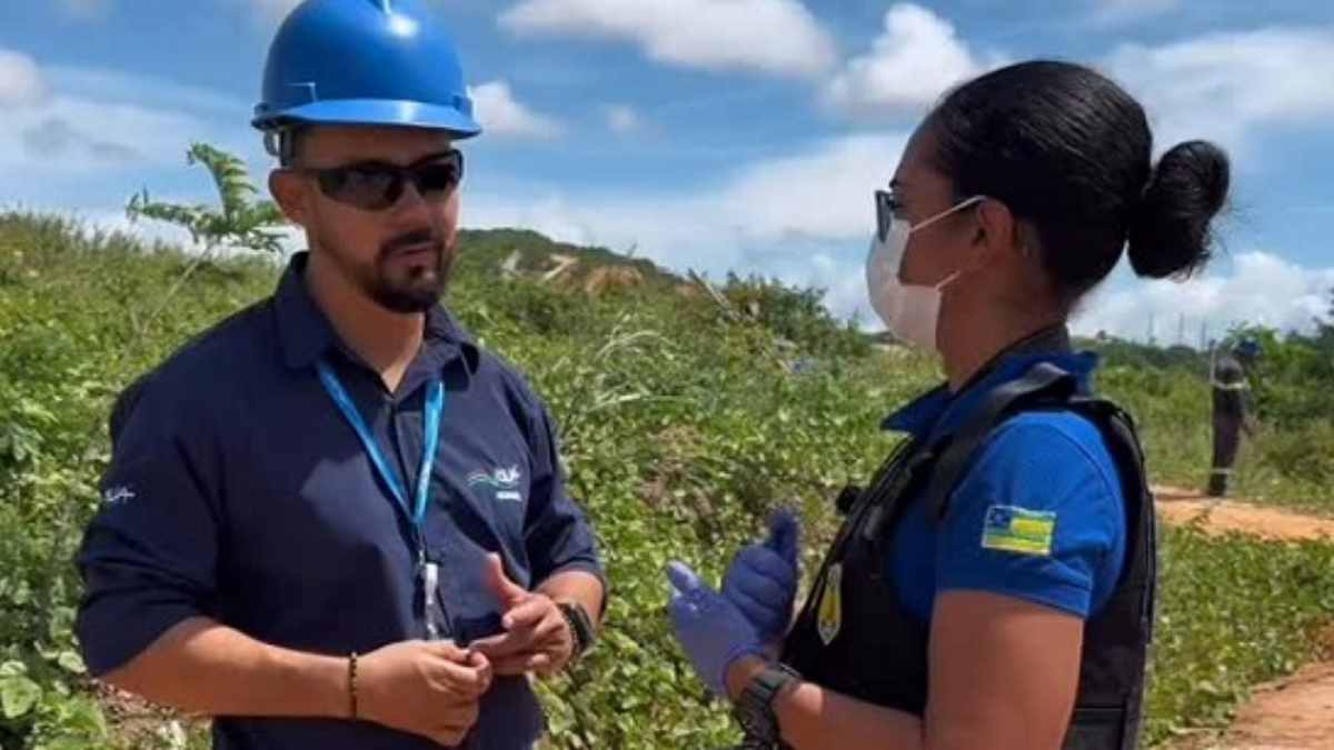 Equipes da Iguá Sergipe realizando reparos em tubulações de grande porte em Aracaju.