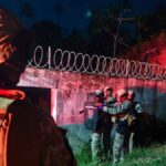 Equipes da PMSE e BOPE em frente a residência no bairro Marcelo Déda durante ocorrência de maus-tratos.