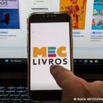 Interface do aplicativo MEC Livros mostrando capas de livros clássicos brasileiros disponíveis para empréstimo.