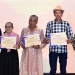 Mestres da cultura popular sergipana reunidos durante cerimônia de diplomação como Patrimônios Vivos.