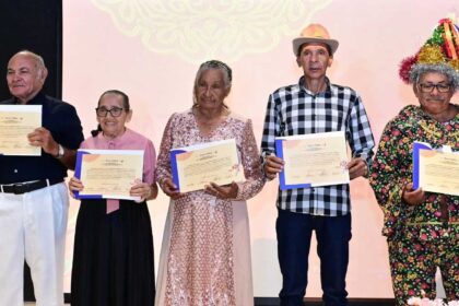 Mestres da cultura popular sergipana reunidos durante cerimônia de diplomação como Patrimônios Vivos.