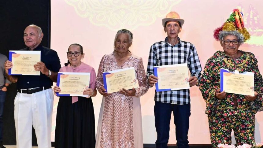 Mestres da cultura popular sergipana reunidos durante cerimônia de diplomação como Patrimônios Vivos.