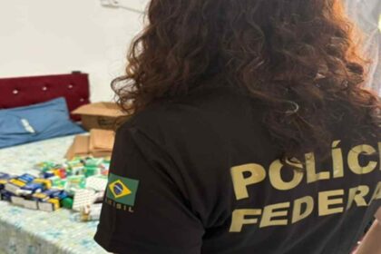 Agentes da Polícia Federal e fiscais da Anvisa em operação contra medicamentos falsificados em Aracaju.
