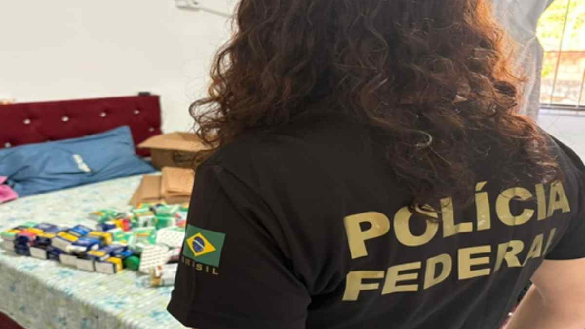 Agentes da Polícia Federal e fiscais da Anvisa em operação contra medicamentos falsificados em Aracaju.
