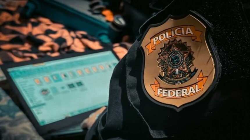 Agentes da Polícia Federal durante cumprimento de mandado em operação contra abuso infantil.