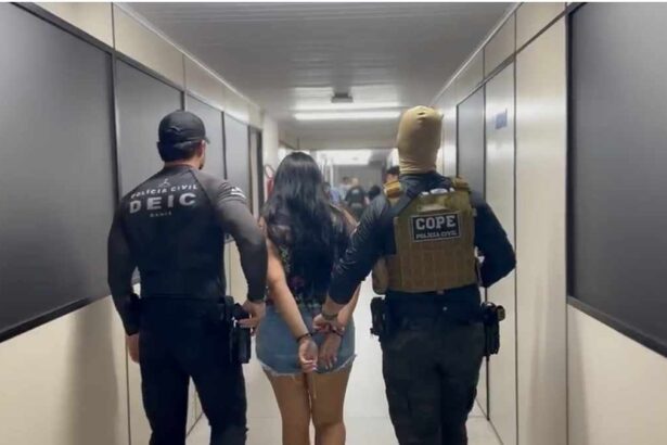 Viaturas da Polícia Civil de Sergipe e Bahia durante operação contra roubo de joias.