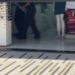 Agentes da Receita Federal fiscalizando caixas de mercadorias em loja no Centro de Aracaju.