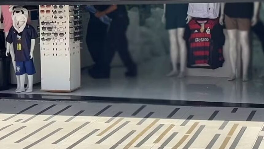 Agentes da Receita Federal fiscalizando caixas de mercadorias em loja no Centro de Aracaju.