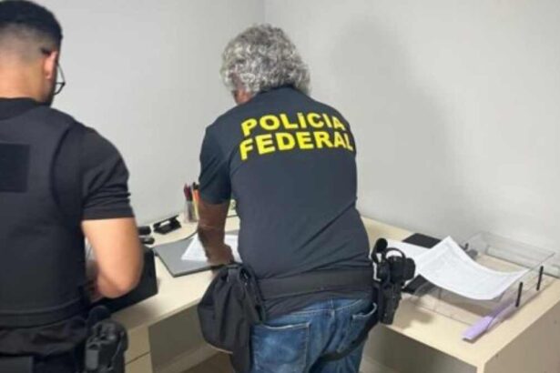 Polícia Federal durante cumprimento de mandados da Operação Warren em Aracaju.