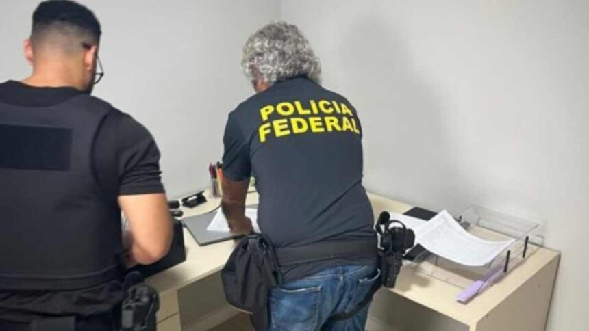 Polícia Federal durante cumprimento de mandados da Operação Warren em Aracaju.