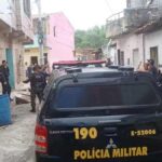 Viatura da Polícia Civil e isolamento de área em residência no bairro São Conrado, Aracaju.