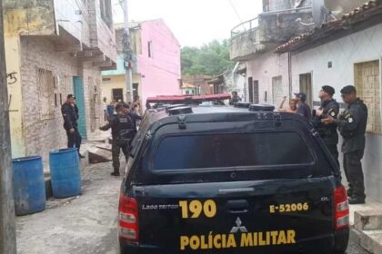 Viatura da Polícia Civil e isolamento de área em residência no bairro São Conrado, Aracaju.