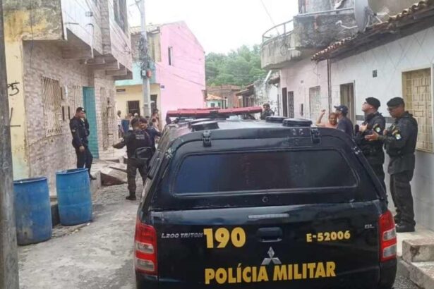Viatura da Polícia Civil e isolamento de área em residência no bairro São Conrado, Aracaju.