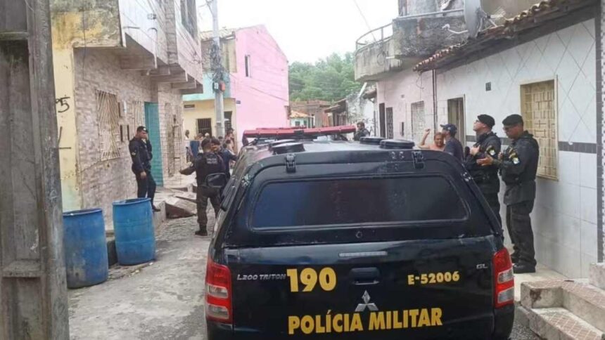 Viatura da Polícia Civil e isolamento de área em residência no bairro São Conrado, Aracaju.