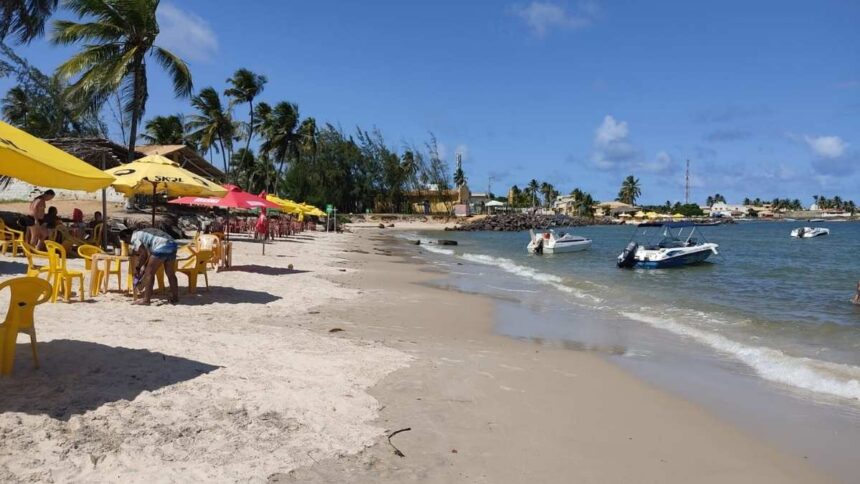 Vista aérea da Praia do Saco em Estância, Sergipe, área alvo de acordo de regularização ambiental.