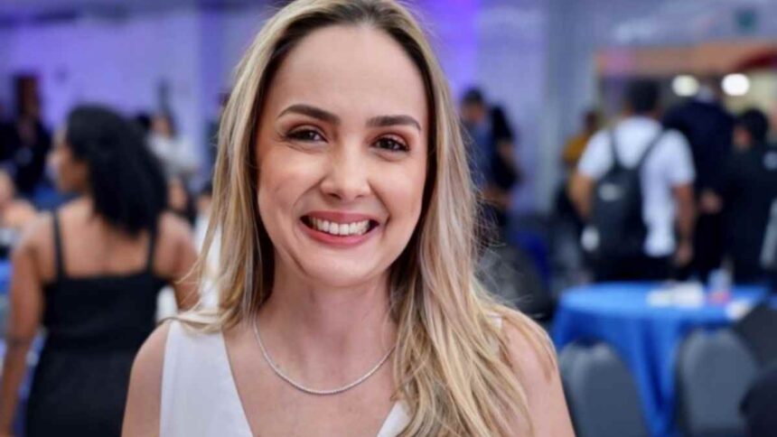 Priscila Felizola durante ato de filiação ao partido Republicanos em Sergipe.