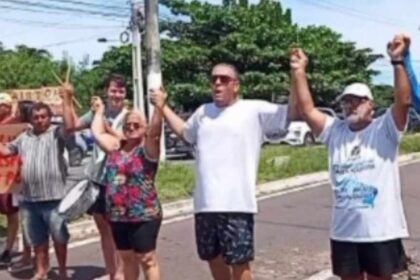 Moradores do bairro Aruana protestam na Avenida Melício Machado contra a falta de água em Aracaju.