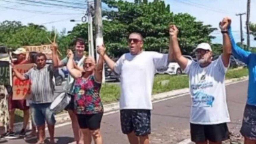 Moradores do bairro Aruana protestam na Avenida Melício Machado contra a falta de água em Aracaju.