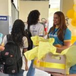 Profissionais em atendimento escolar.