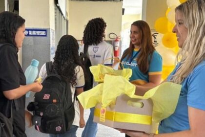 Profissionais em atendimento escolar.