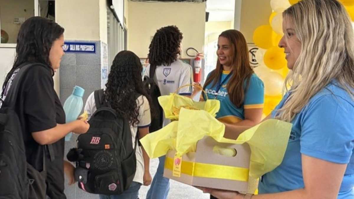 Profissionais em atendimento escolar.