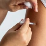 vacina contra a gripe do Instituto Butantan sendo preparado para aplicação.