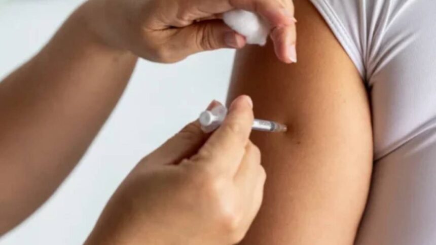 vacina contra a gripe do Instituto Butantan sendo preparado para aplicação.