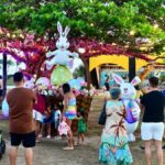 Visitantes e artesãos na Vila da Páscoa 2026, na Orla da Atalaia em Aracaju.