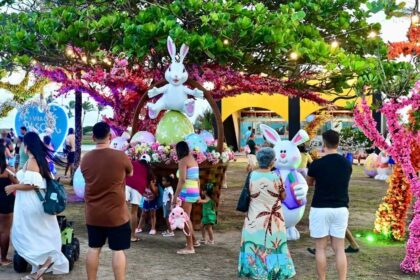 Visitantes e artesãos na Vila da Páscoa 2026, na Orla da Atalaia em Aracaju.