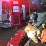 Ambulância de resgate do Corpo de Bombeiros de Sergipe prestando atendimento pré-hospitalar em via pública.