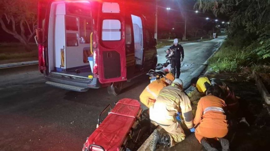 Ambulância de resgate do Corpo de Bombeiros de Sergipe prestando atendimento pré-hospitalar em via pública.