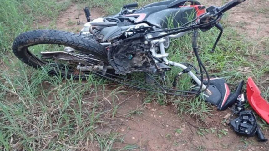 Local de acidente com motocicleta na rodovia SE-240 em Carira.