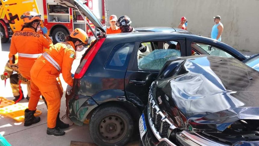 Bombeiros em cruzamento urbano de Aracaju.