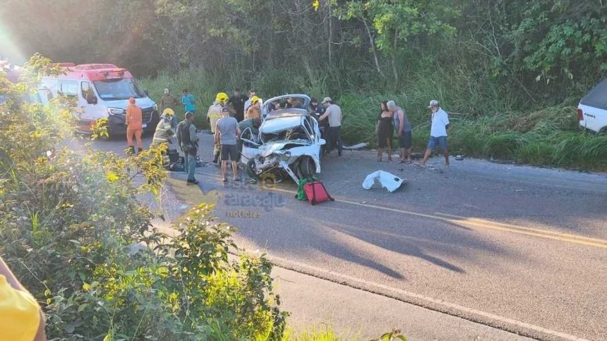 Helicóptero do GTA pousado na rodovia SE-270 prestando socorro a feridos de acidente de trânsito.