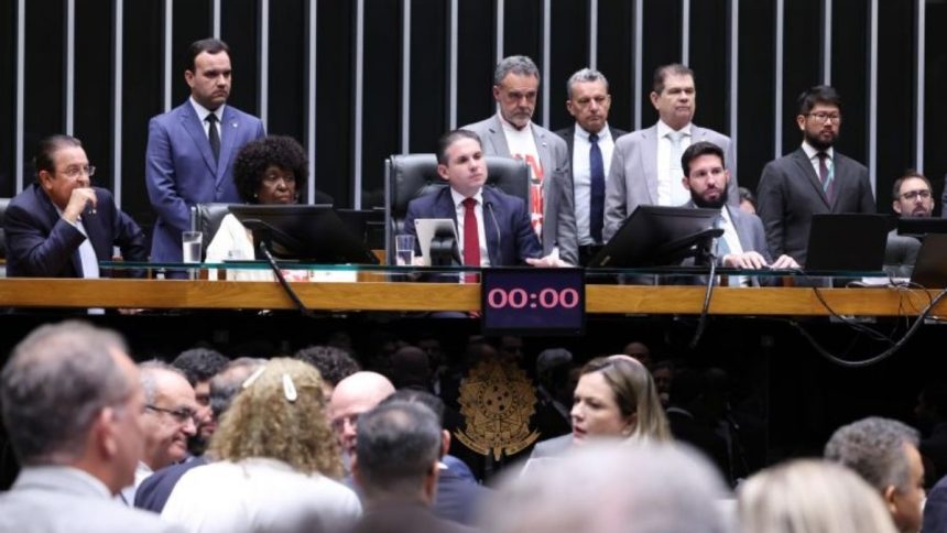 Deputados federais reunidos debatendo no plenário Ulysses Guimarães da Câmara dos Deputados.