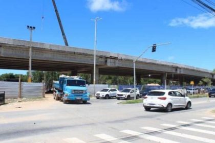 Fluxo de veículos em cruzamento de Aracaju.