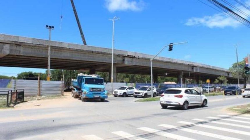 Fluxo de veículos em cruzamento de Aracaju.