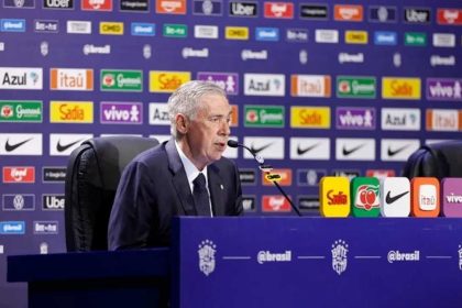 Técnico Carlo Ancelotti gesticula durante pronunciamento de convocação da Seleção Brasileira para a Copa do Mundo no Museu do Amanhã.