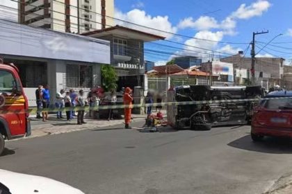 Veículo virado com as rodas para cima após capotamento no cruzamento das ruas Riachuelo e Lagarto