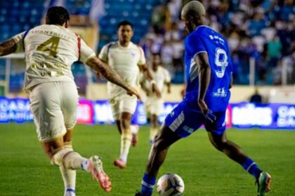Jogadores do Confiança em campo na Arena Batistão durante as quartas de final da Copa do Nordeste 2026.